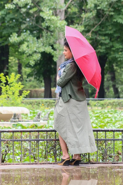 Giovane Bella Donna Con Una Gonna Verde Una Camicia Verde — Foto Stock