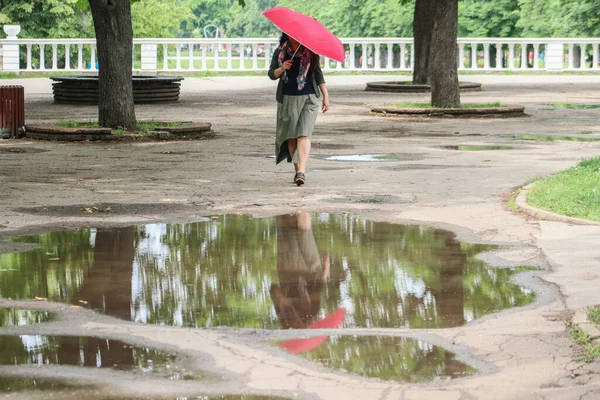 치마를 아름다운 여자와 우산을 셔츠를 공원을 — 스톡 사진