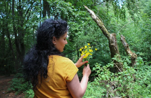 Imagem Livre Uma Bela Jovem Segurando Flores Amarelas Uma Floresta — Fotografia de Stock