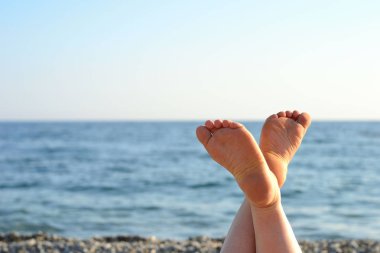 Okyanus ayakın güneşli bir günde sahilde birinin bacakları ile tasarımcılar için soyut kompozisyon