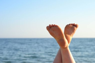 Okyanus ayakın güneşli bir günde sahilde birinin bacakları ile tasarımcılar için soyut kompozisyon