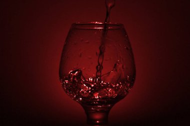 Flash ile ruhun konyak ve akışı jet için cam bar ile tasarımcılar için soyut kompozisyon kıvılcım