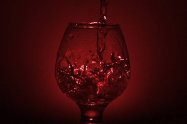 Flash ile ruhun konyak ve akışı jet için cam bar ile tasarımcılar için soyut kompozisyon kıvılcım