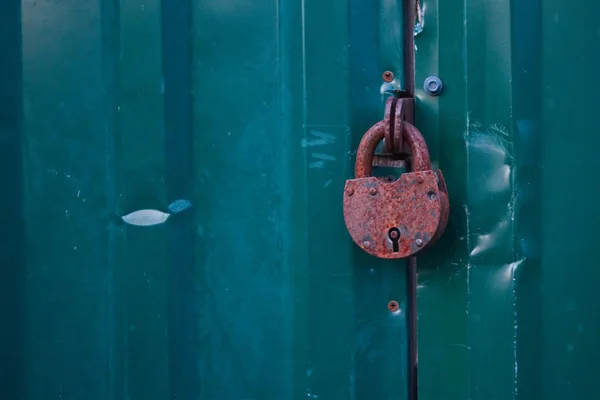 Eski paslı kilit ve Reklam promo tasarımını için kapalı kapıları arka plan fotoğrafı