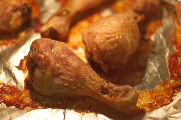 Şişman tavuk bacak yemeğin fırında folyo üzerinde basit natürmort fotoğraf