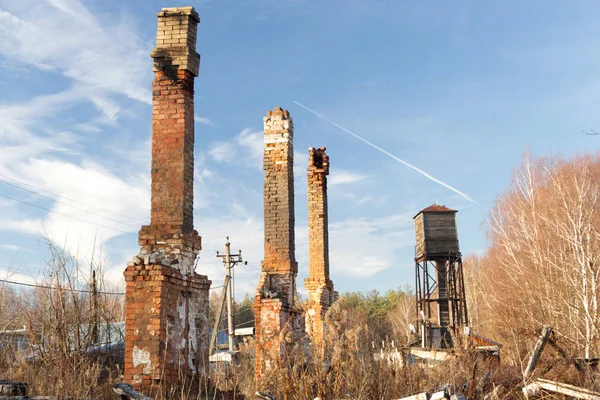 Eski kırık taş baca ve ahşap garret Kulesi Fotoğraf