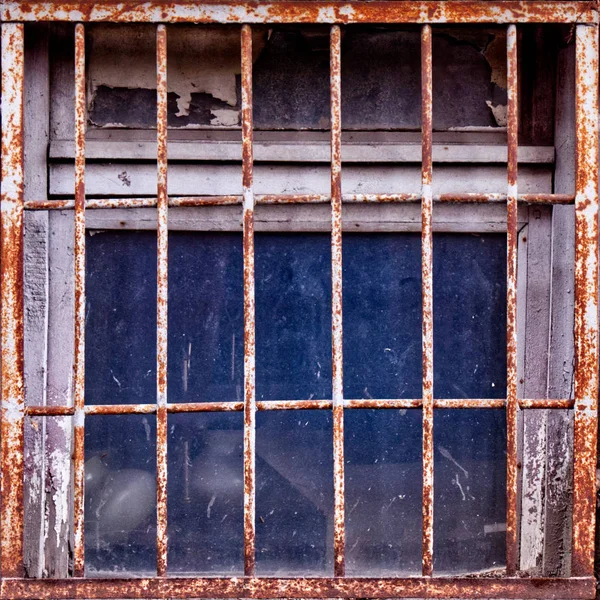 Простой фоновый рисунок окна с ржавыми ставнями . — стоковое фото