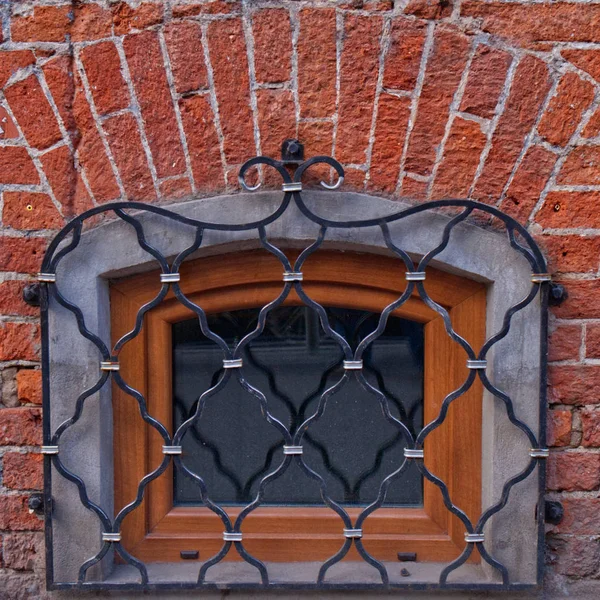 Modèle de fond photo simple de fenêtre avec volets battus et briques rouges autour . — Photo