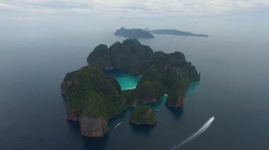 İkonik tropikal Maya Bay Phi Phi Islands, Tayland havadan görünümü