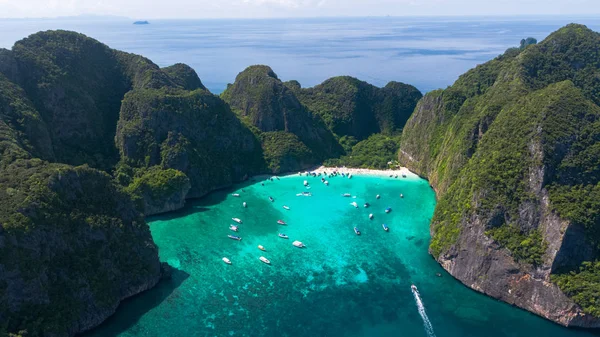 İkonik tropikal Maya Bay Phi Phi Islands, Tayland havadan görünümü