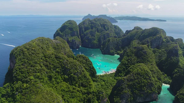 İkonik tropikal Maya Bay Phi Phi Islands, Tayland havadan görünümü