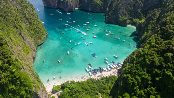 İkonik tropikal Maya Bay Phi Phi Islands, Tayland havadan görünümü