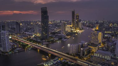 Bangkok kalbinde Taksin Köprüsü ve Sathorn yolun havadan görünümü. Tayland