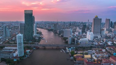 Bangkok kalbinde Taksin Köprüsü ve Sathorn yolun havadan görünümü. Tayland