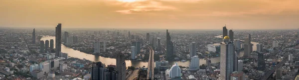 Bangkok kalbinde Taksin Köprüsü ve Sathorn yolun havadan görünümü. Tayland