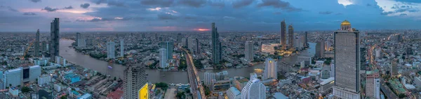 Bangkok kalbinde Taksin Köprüsü ve Sathorn yolun havadan görünümü. Tayland