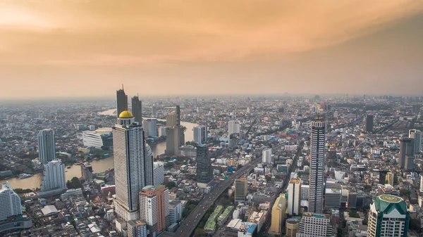 Bangkok kalbinde Taksin Köprüsü ve Sathorn yolun havadan görünümü. Tayland