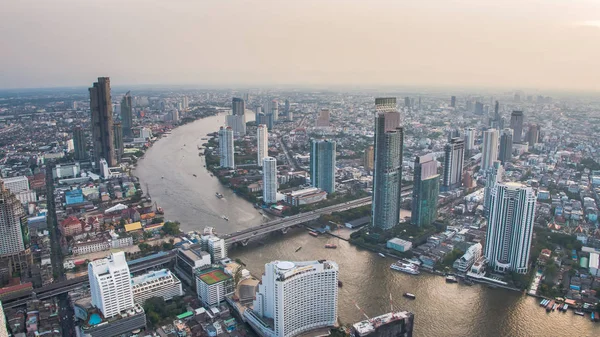 Bangkok kalbinde Taksin Köprüsü ve Sathorn yolun havadan görünümü. Tayland