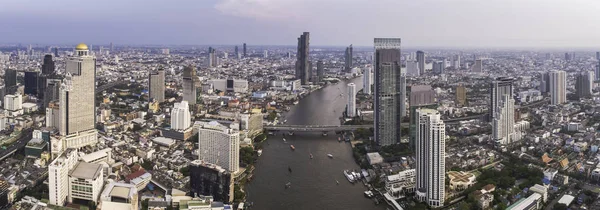 Bangkok kalbinde Taksin Köprüsü ve Sathorn yolun havadan görünümü. Tayland