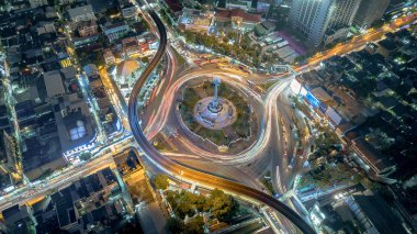 Bangkok gece zaman Zafer Anıtı havadan görünümü, Tayland