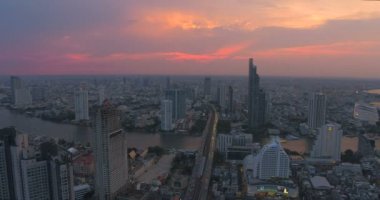Bangkok kalbinde Taksin Köprüsü ve Sathorn yolun havadan görünümü. Tayland