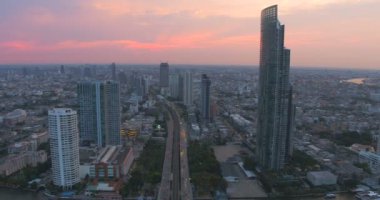 Bangkok kalbinde Taksin Köprüsü ve Sathorn yolun havadan görünümü. Tayland