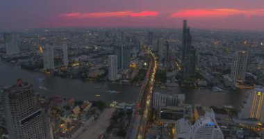 Bangkok kalbinde Taksin Köprüsü ve Sathorn yolun havadan görünümü. Tayland