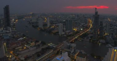 Bangkok kalbinde Taksin Köprüsü ve Sathorn yolun havadan görünümü. Tayland