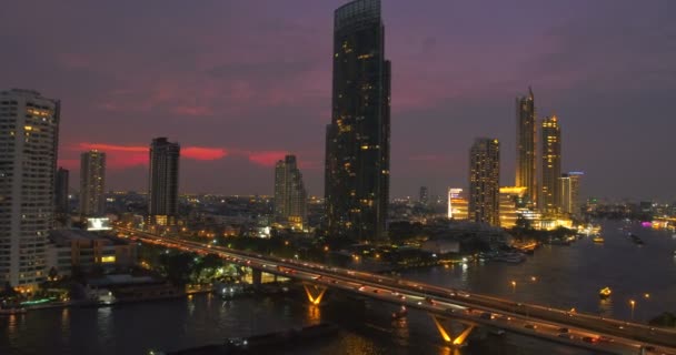 曼谷市中心的塔克辛桥和沙吞路的鸟瞰图 — 图库视频影像