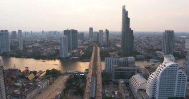 Bangkok kalbinde Taksin Köprüsü ve Sathorn yolun havadan görünümü. Tayland