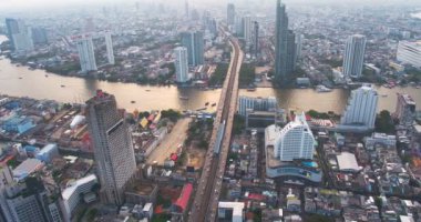 Bangkok kalbinde Taksin Köprüsü ve Sathorn yolun havadan görünümü. Tayland