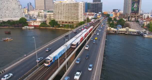バンコク中心部のタクシン橋とサトーン道路の空中写真 — ストック動画