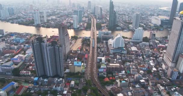バンコク中心部のタクシン橋とサトーン道路の空中写真 — ストック動画