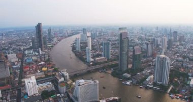 Bangkok kalbinde Taksin Köprüsü ve Sathorn yolun havadan görünümü. Tayland