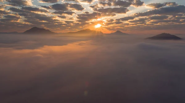 Loei 'nin Chiang Khan bölgesindeki Mekong nehrinin yanındaki klasik ahşap evin hava manzarası. Tayland