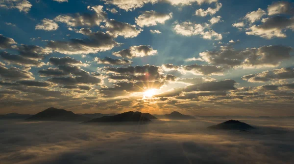 Loei 'nin Chiang Khan bölgesindeki Mekong nehrinin yanındaki klasik ahşap evin hava manzarası. Tayland