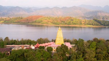 Sangkhlaburi 'deki Mon Köprüsü' nün havadan görüntüsü. Kanchanaburi. Tayland  