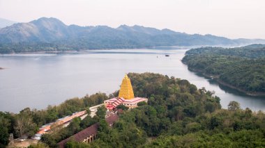 Sangkhlaburi 'deki Mon Köprüsü' nün havadan görüntüsü. Kanchanaburi. Tayland  