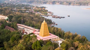 Sangkhlaburi 'deki Mon Köprüsü' nün havadan görüntüsü. Kanchanaburi. Tayland  