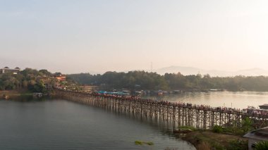 Sangkhlaburi 'deki Mon Köprüsü' nün havadan görüntüsü. Kanchanaburi. Tayland  