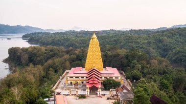Sangkhlaburi 'deki Mon Köprüsü' nün havadan görüntüsü. Kanchanaburi. Tayland  