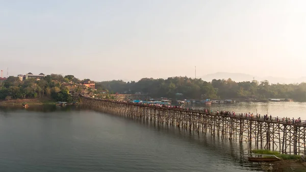 Sangkhlaburi 'deki Mon Köprüsü' nün havadan görüntüsü. Kanchanaburi. Tayland  