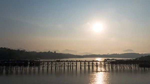 Sangkhlaburi 'deki Mon Köprüsü' nün havadan görüntüsü. Kanchanaburi. Tayland  