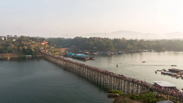 Sangkhlaburi 'deki Mon Köprüsü' nün havadan görüntüsü. Kanchanaburi. Tayland  