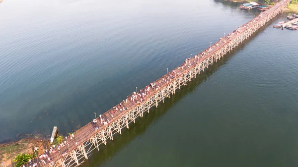 Sangkhlaburi 'deki Mon Köprüsü' nün havadan görüntüsü. Kanchanaburi. Tayland  