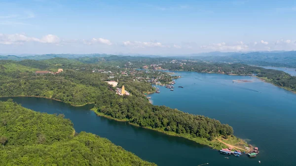 Sangkhlaburi 'deki Mon Köprüsü' nün havadan görüntüsü. Kanchanaburi. Tayland  