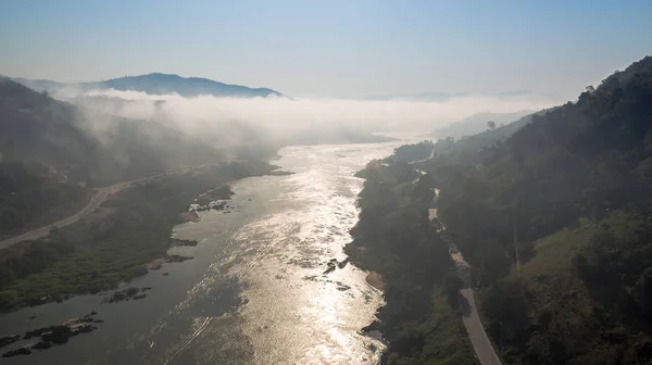 Chiang Khong, Tayland 'ın Chiang rai bölgesindeki Mekong nehrinin havadan görüntüsü.