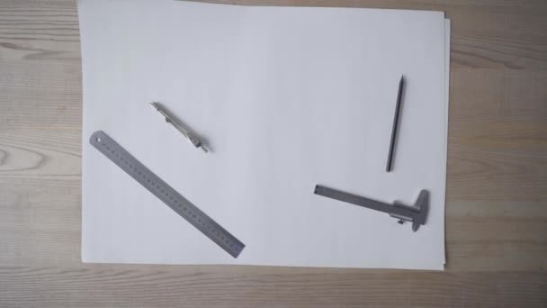 Architekt Uczeń Zaczyna Pracować Rysunki Podnosi Linijki Ołówek Czysty Papier — Wideo stockowe