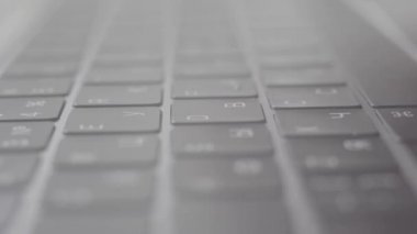 dizüstü bilgisayar klavyesi üzerinde yazma adam, serbest çalışan, yazar, klavyede metin yazma metin yazar, makro