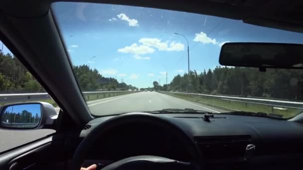Motorista Passa Rapidamente Carro Estrada Ultrapassa Outros Carros Primeira Pessoa — Vídeo de Stock